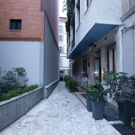 Milan Flat 5 Min From Duomo With Park For Small Cars-2